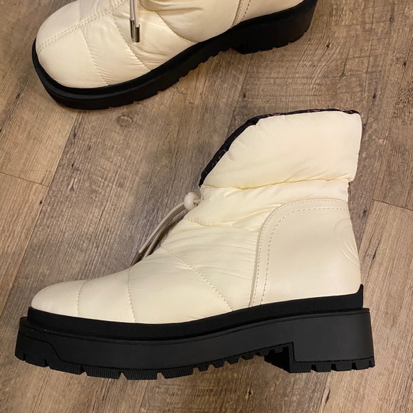 NWT Guess Leeda Padded Logo Snow Boots, size 9 - Picture 3 of 9